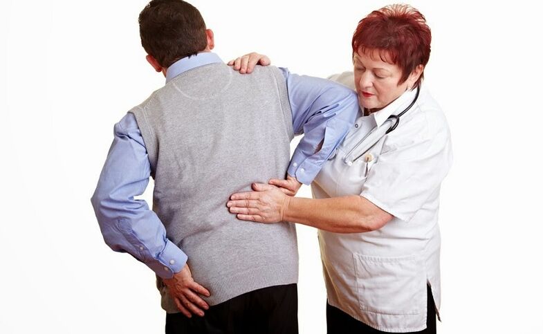 Untersuchung des Patienten durch einen Arzt auf Rückenschmerzen