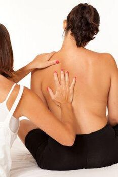 Massage für Schmerzen unter dem linken Schulterblatt