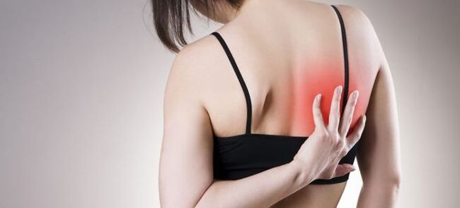 Verstärkte Rückenschmerzen bei Bewegung sind ein Zeichen für eine thorakale Osteochondrose