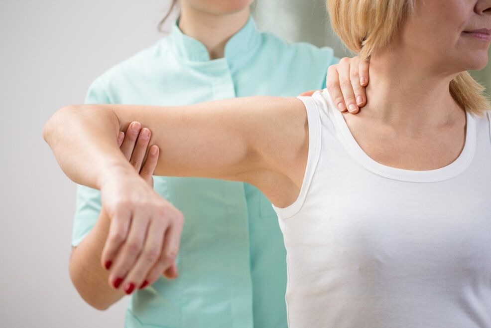 Untersuchung eines Arztes mit zervikaler Osteochondose